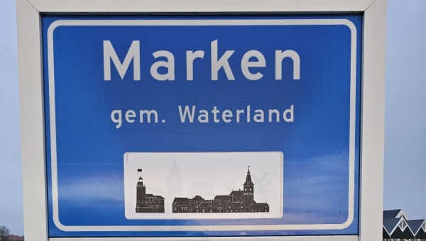 Komborden bij de toegangswegen naar Marken vernieuwd
